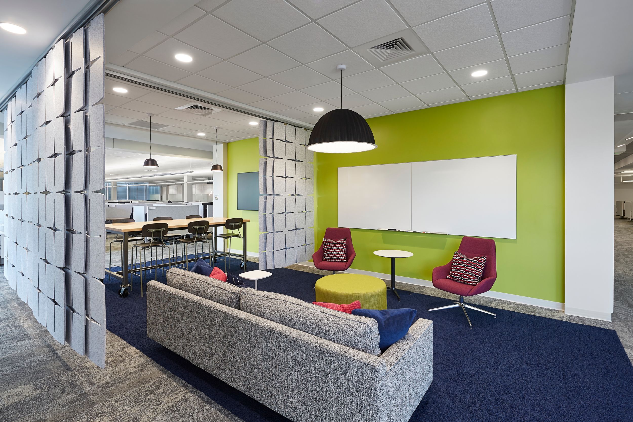 Interface HN830 in open workspace with lime green walls and privacy curtains imagen número 1
